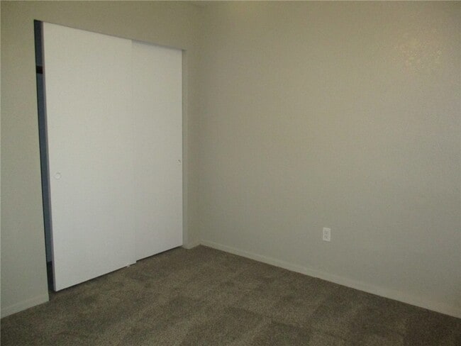 Building Photo - 1715 La Entrada Dr