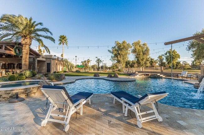 Building Photo - 5821 E Cactus Rd