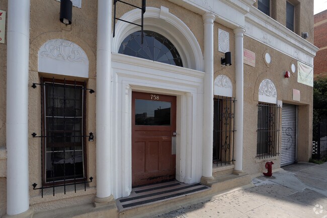 Building Photo - Guntharp Apts...Newly Remodeled Gorgeous Apartments...CALL NOW!