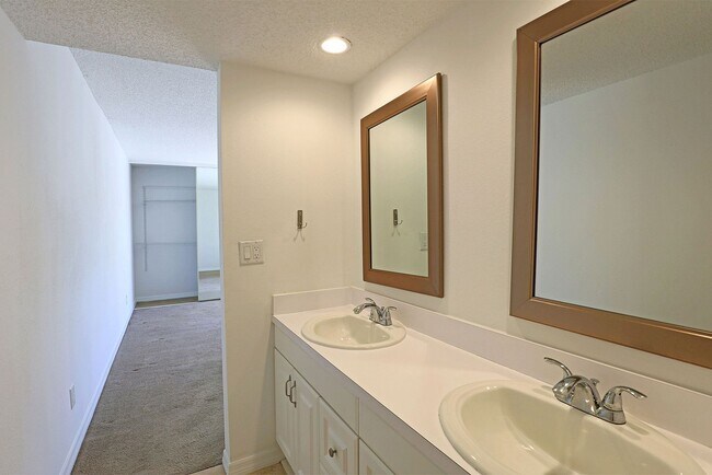 Building Photo - Parkwoods 12341-2