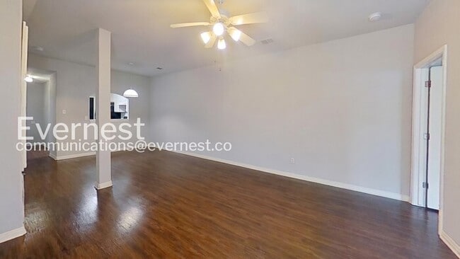 Building Photo - 1011 Iola Dr