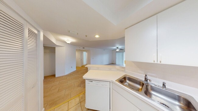 Building Photo - 2BD/2BA Dual Masters Condo w/ Lake Views!   *1st Floor & Gated Community*