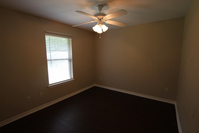 Building Photo - Gorgeous 3 Bedroom Home in The Ranch Subdi...