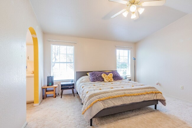 Building Photo - Conveniently located 3 Bedroom, 2 bath