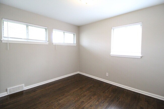 Building Photo - 3 Bedroom 1 Bath Home In Overland Park