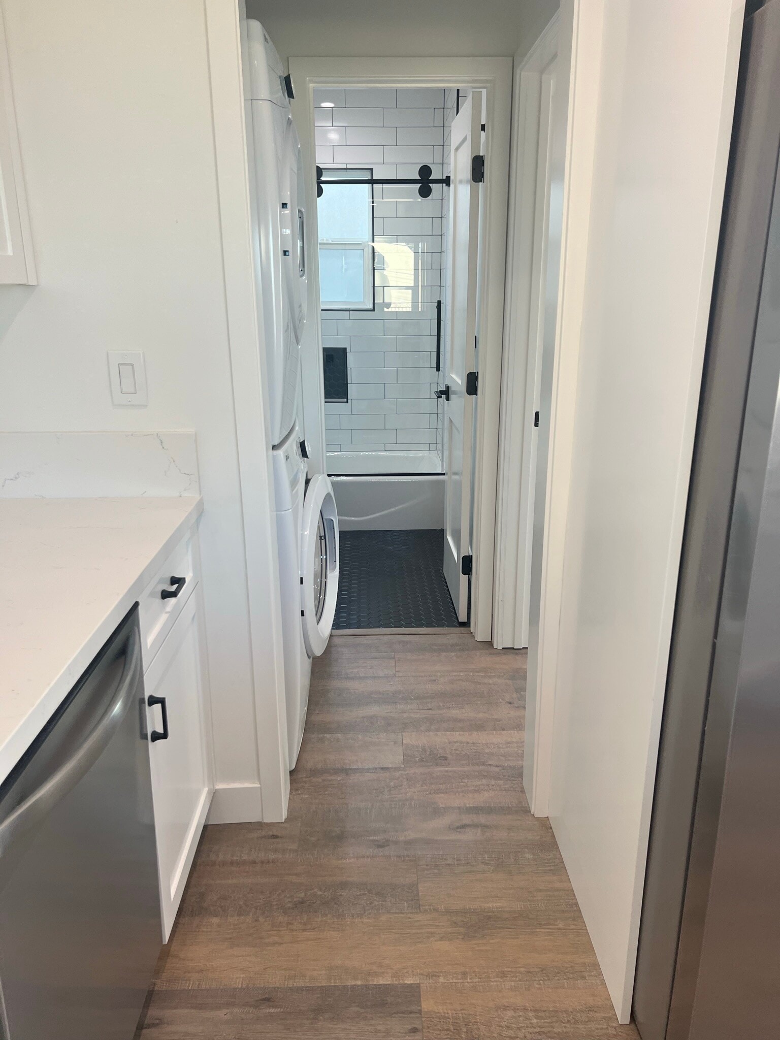 Building Photo - 1605-1/2 Blossom Lane