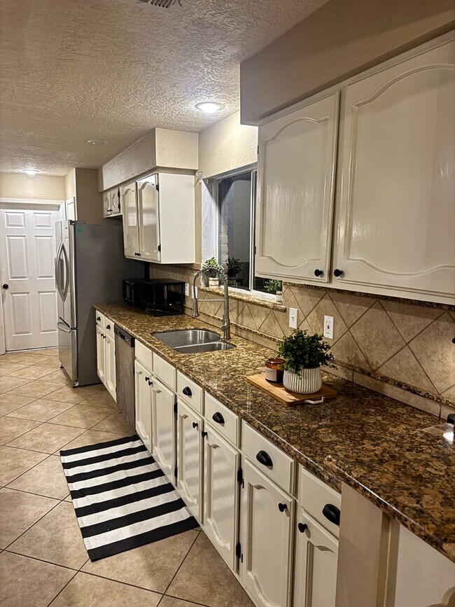 Building Photo - 2406 Strait Ln