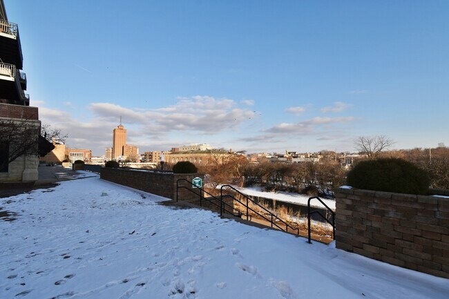 Building Photo - 160 S River St