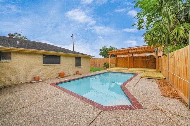 Building Photo - 9422 Val Verde St