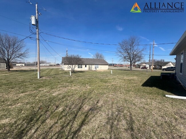 Building Photo - Nice Duplex on East Side!