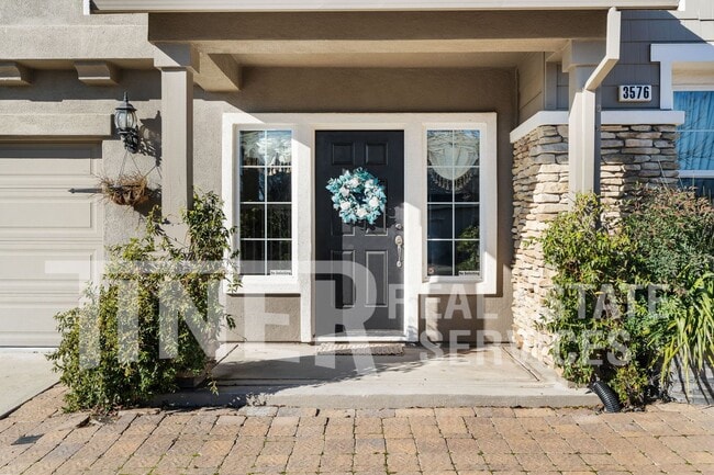 Building Photo - 3576 Hume St