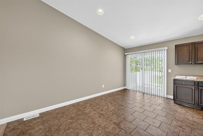 Building Photo - 303 Shadow Trace Dr