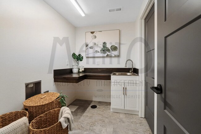 Building Photo - Spacious South Hill Home
