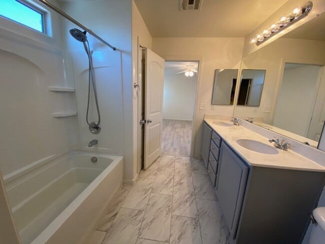 Building Photo - Unique Single Family 2/2 home