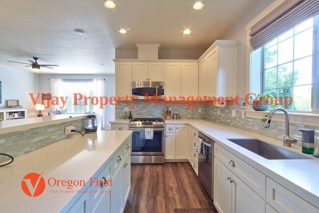 Building Photo - 825 NE Wheelock Pl
