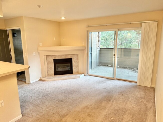 Building Photo - Cozy Two Bed/Two Bath Condo in Convenient Area of Fort Collins!