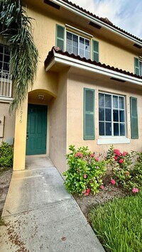 Building Photo - Spacious 3/3 Townhouse with Lake View – Sa...
