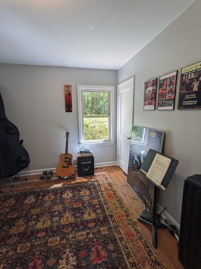Building Photo - Fully fenced in yard and convenient location.