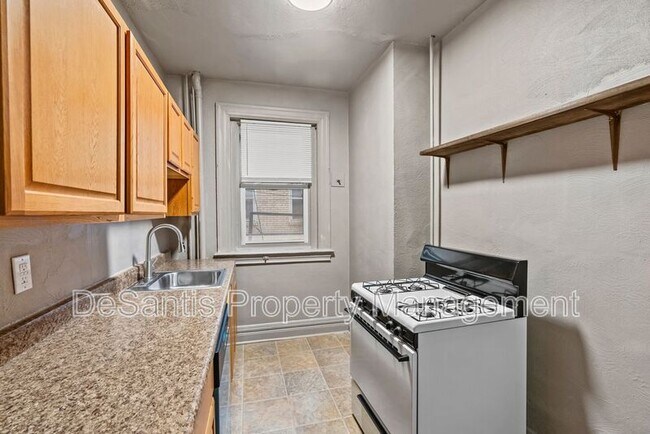 Building Photo - 512 S Millvale Ave