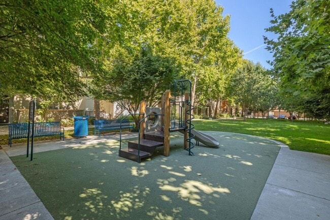 Building Photo - SPACIOUS 3 BEDROOM, 3.5 BATHROOM TOWNHOUSE IN AN EXCELLENT LOCATION. GARAGE. LAUNDRY. BALCONY. A ...