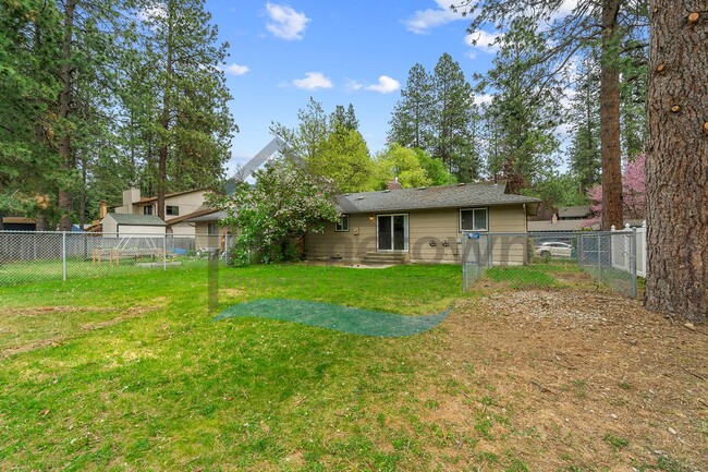 Building Photo - 2 Bedroom 1 Bath Home with Attached Garage...