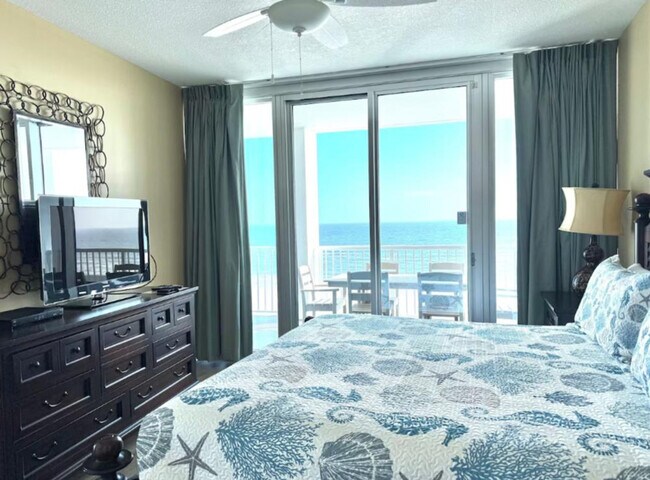 Building Photo - 521 W Beach Blvd