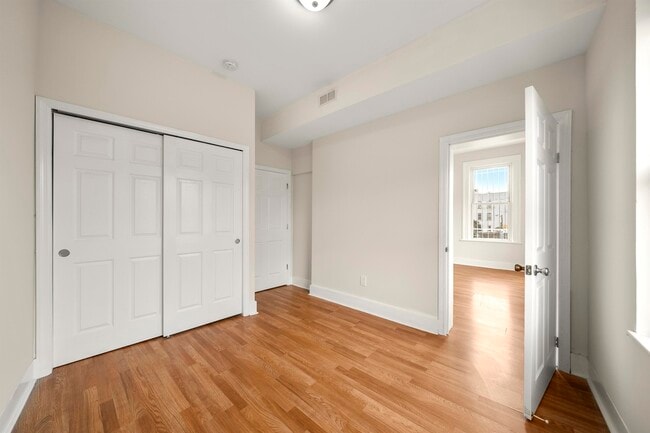 Building Photo - 704 Bergen Ave