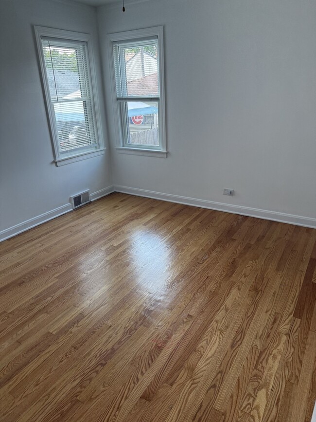 Building Photo - 5430 W Berteau Ave