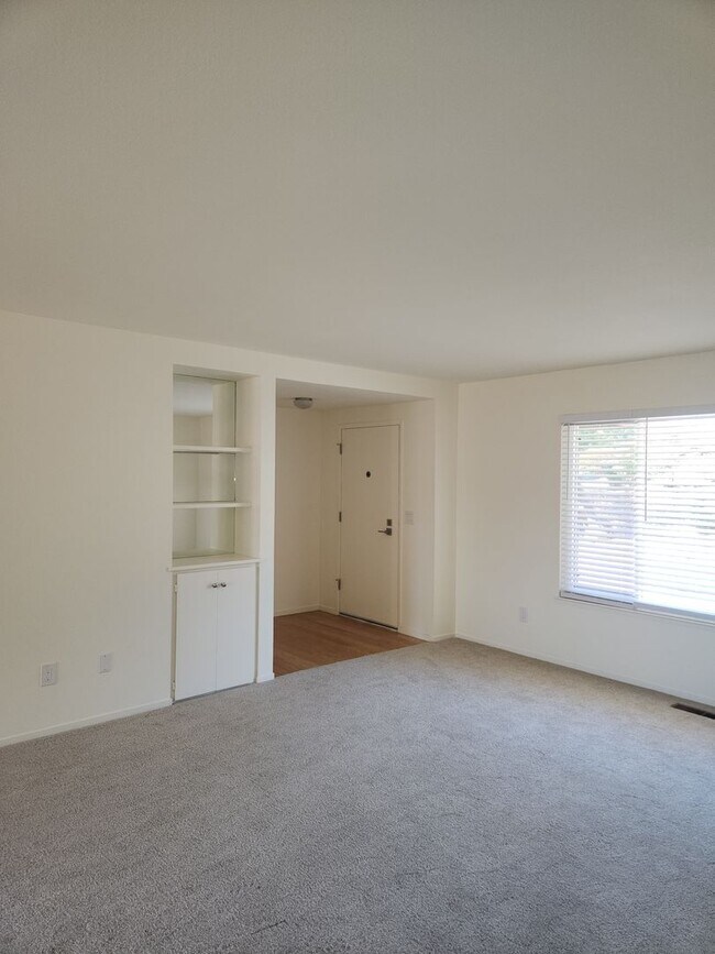 Building Photo - Lovely 2 bedroom, 2 bath in the Oakmont 55...