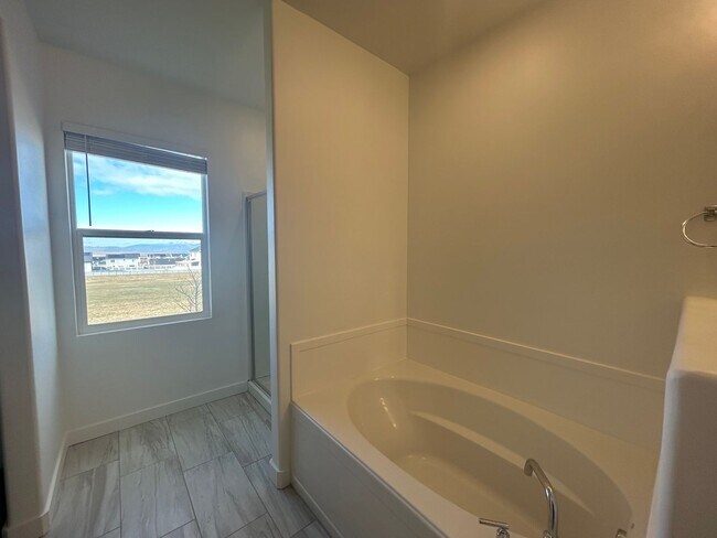 Building Photo - 3 Bedroom 2 Bathroom -Upstairs Apartment-Saddlebrook Dr. Santaquin