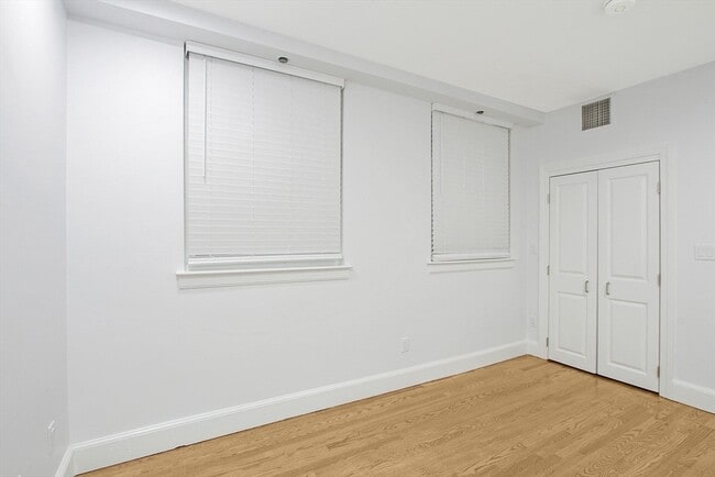 Building Photo - 140 Boylston St