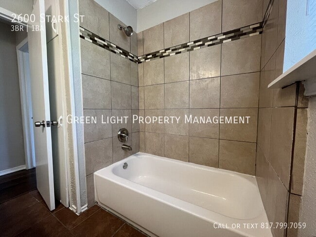 Building Photo - 2600 Stark St