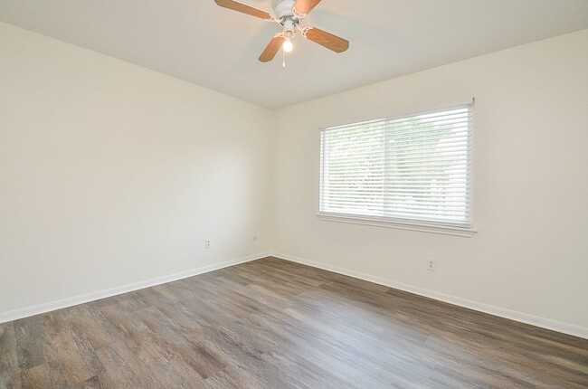 Building Photo - 15614 Dawnbrook Dr