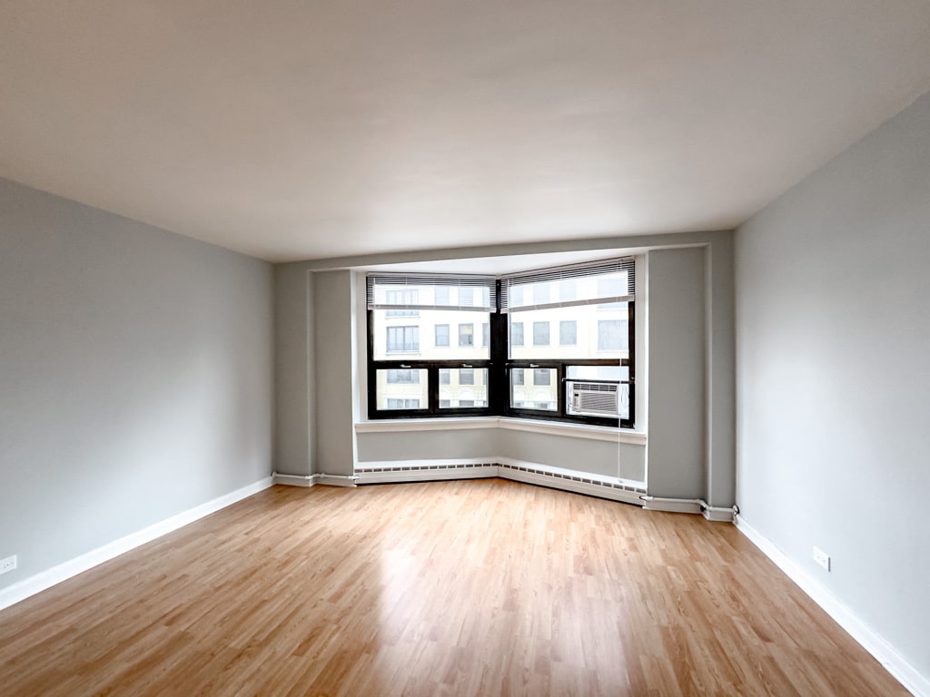 Building Photo - 450 W Wellington Ave