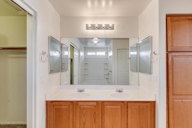 Building Photo - 4BR 3 FULL BATHROOMS W/ HUGE LOFT AND LARGE MASTER