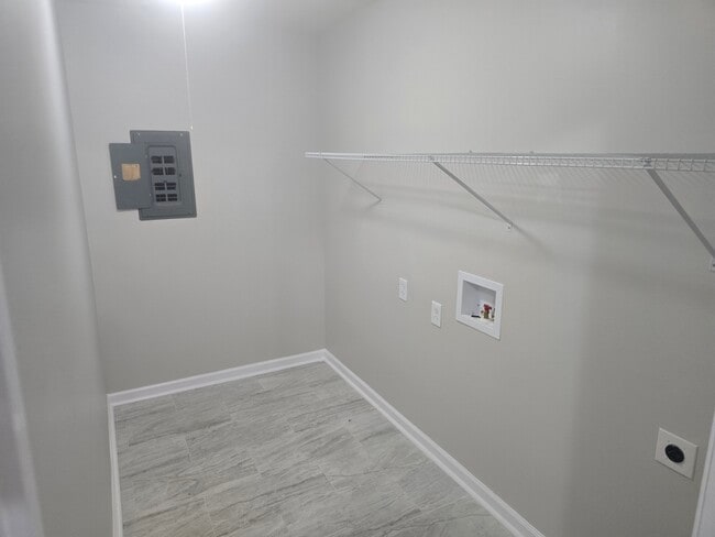 Building Photo - 20 Sweetbriar Cir