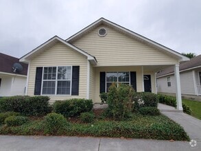 Building Photo - COMING SOON! Nice 3 bedroom in the Heart o...