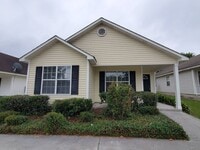 Building Photo - COMING SOON! Nice 3 bedroom in the Heart o...