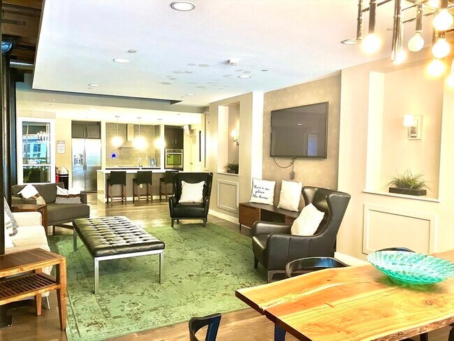 Building Photo - 130 John St