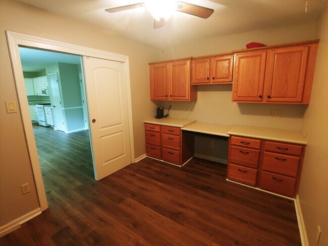 Building Photo - 8 Hickory Ln