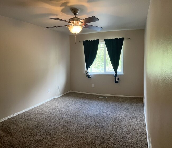 Building Photo - 3 bed/3.5 Baths. Eagle river.