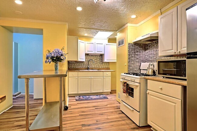 Building Photo - Updated North Downtown 2/bd 1/ba