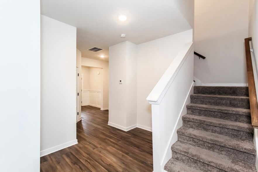 Building Photo - 504 The Heights Ln