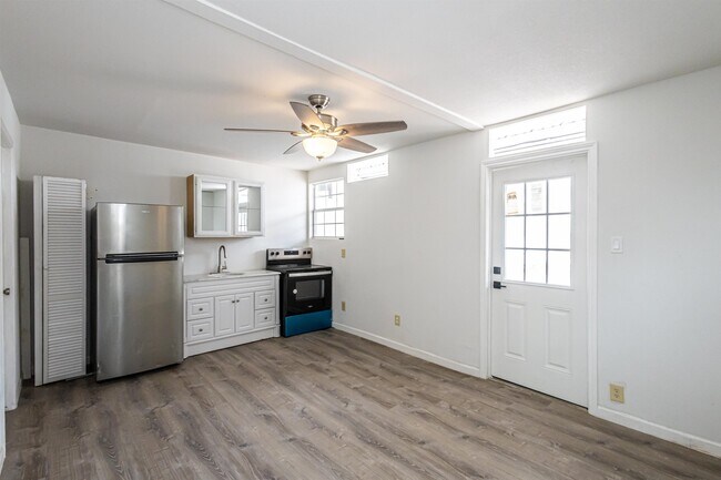 Building Photo - 1420 Corpus Christi St