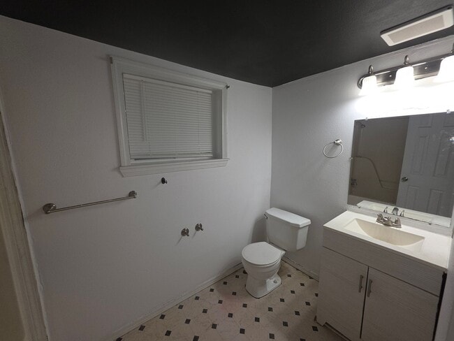 Building Photo - 2 bedroom 1 bath close to downtown