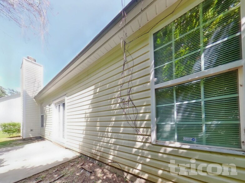 Building Photo - 5746 Lakeside Dr