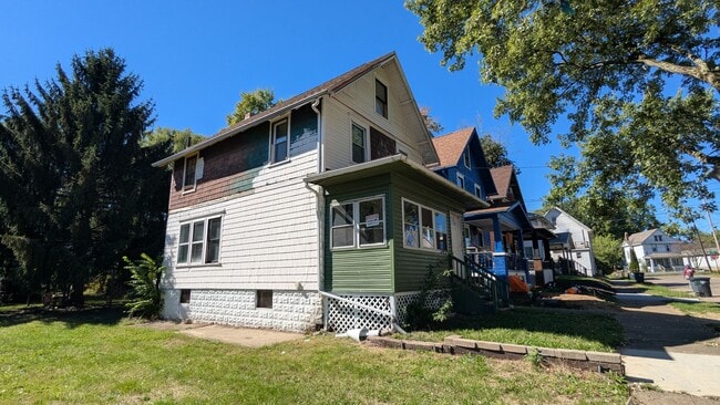 Building Photo - 4-Bedroom, 1-Bathroom Single Family Home f...