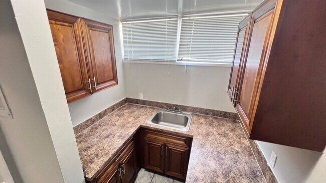 Building Photo - Lovely 2 Bedroom, 1 Bathroom Home in the G...