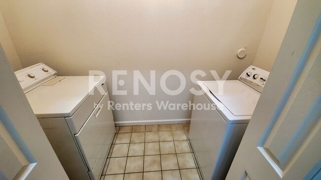Building Photo - Available August 2026 - 2 bedroom + Office Penthouse condo new paint, carpet, Whirlpool appliance...