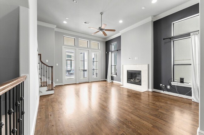 Building Photo - 634 Nagle St